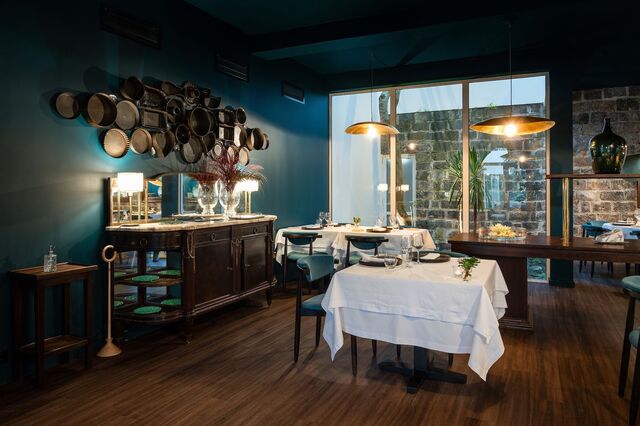Restaurante Magma decorado com peças antigas
