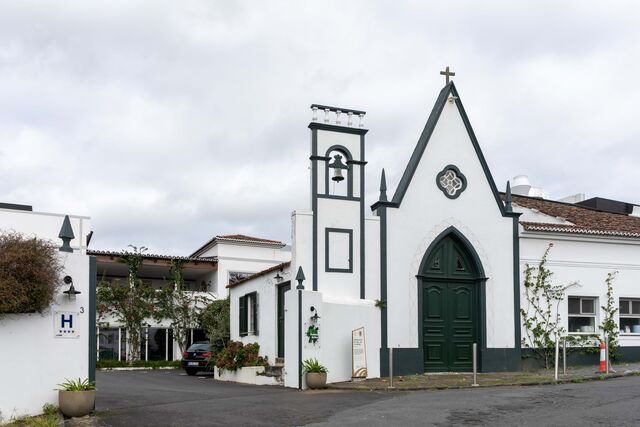 Entrada do hotel e capela que também pertence à propriedade
