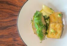 Receita: filetes de bacalhau de cura tradicional, migas de feijoca com couve portuguesa do chef Manuel Figueira