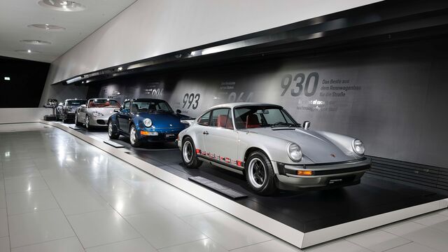 O visitante é levado numa numa viagem cronológica através da história do 911 Turbo