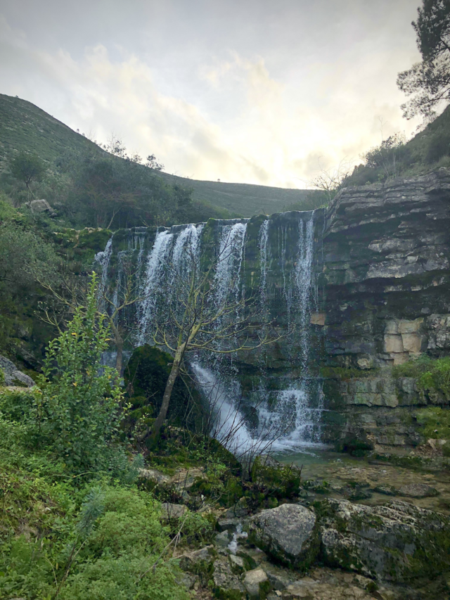 Um dos pontos altos do passeio é cascata da Fórnea.