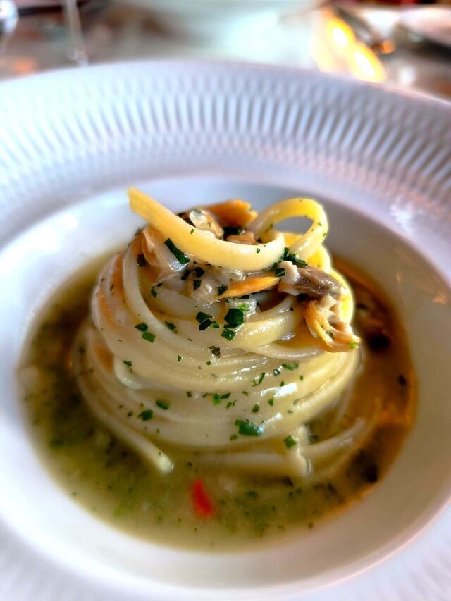 Linguine com amêijoas salteadas e um toque de óleo de salsa