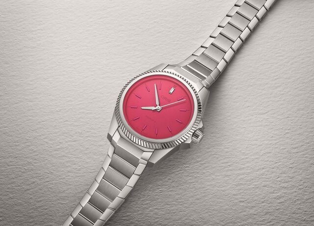 O Oris ProPilot X Miss Piggy Edition tem um mostrador em "hot pink" e um diamante baguete a marcar as 12h