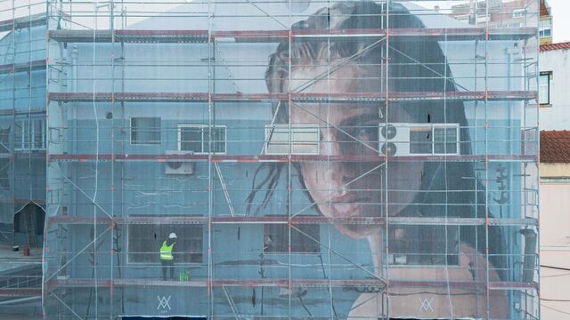 Além das peças expostas, o público poderá admirar "The Wolf Awaits", um mural pintado na parte de trás da galeria em Marvila.