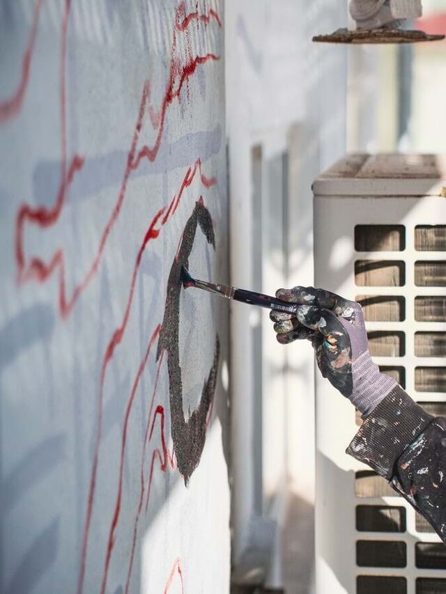 Este mural, envolvente e contemplativo, insere-se no espaço urbano de Lisboa, reafirmando a ligação da artista às raízes da arte de rua.