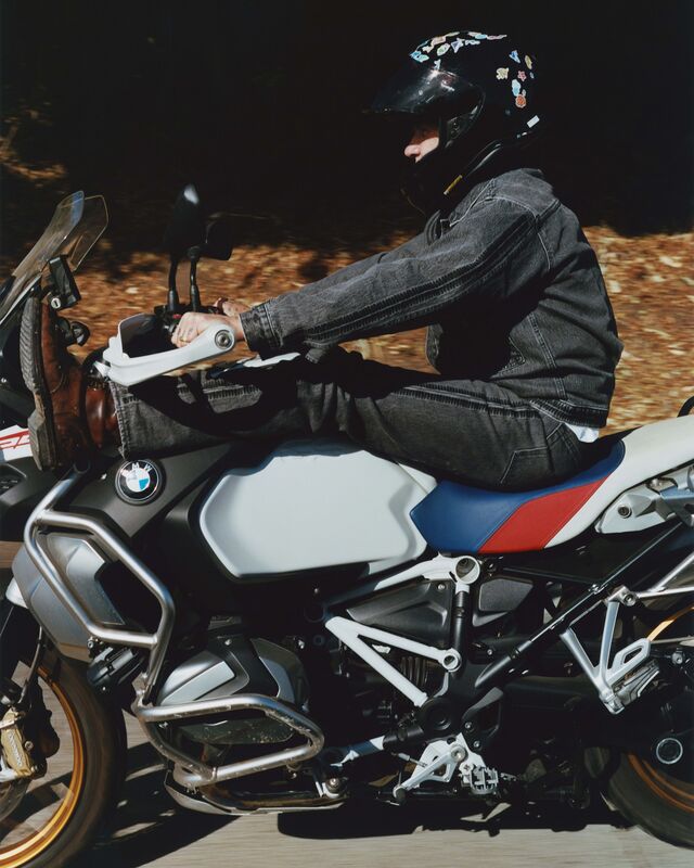 O Trucker Jacket Type I apresenta ganga preta e branca com padrões em ziguezague bordados, um detalhe inspirado nos arquivos da Undercover de 2003.