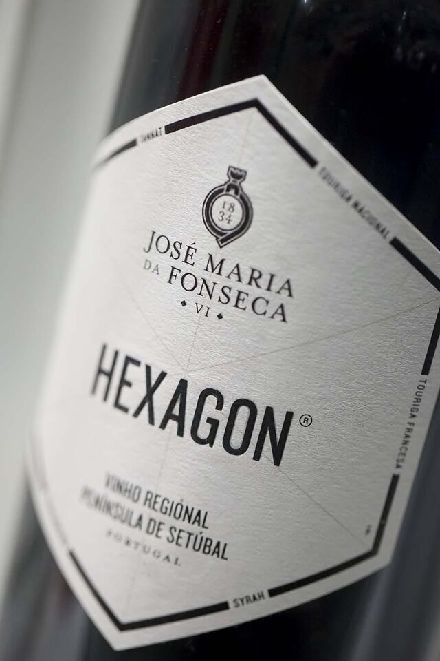 11 300 garrafas. 14,1% Álcool. Deve ser servido a uma temperatura de 14ºC e consumido a 16ºC. Acompanha muito bem carnes, caça e queijo. Guardar idealmente a um temperatura ambiente de 12ºC e humidade de 60%. Deitado. Preço: 89 euros.