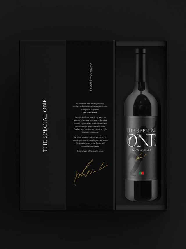 Para complementar a experiência, "The Special One" é apresentado numa caixa de assinatura.