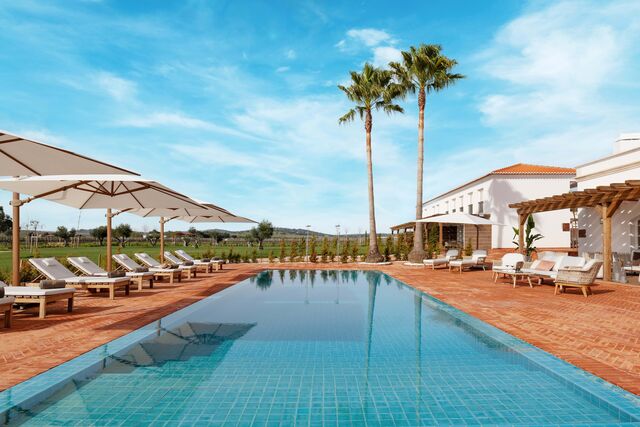 A piscina exterior infinita.
