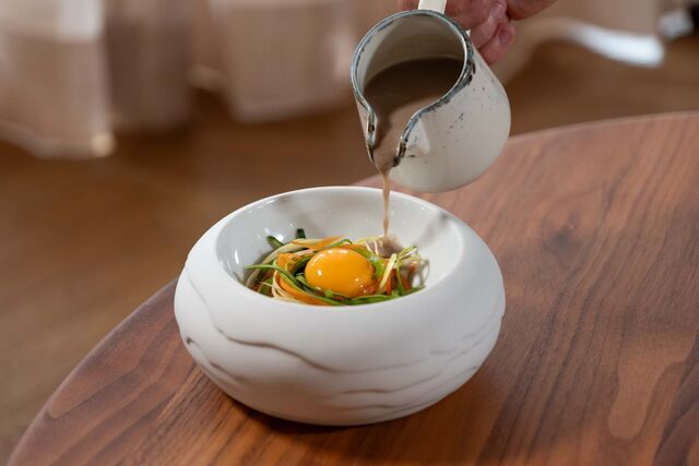 Os espaços de restauração "The Wine Restaurant", com pratos mais elaborados, as refeições ligeiras no "The Estate Lounge", e os vinhos no "The Grape Rooftop Bar", geridos pelo chef residente Ricardo Vieira.