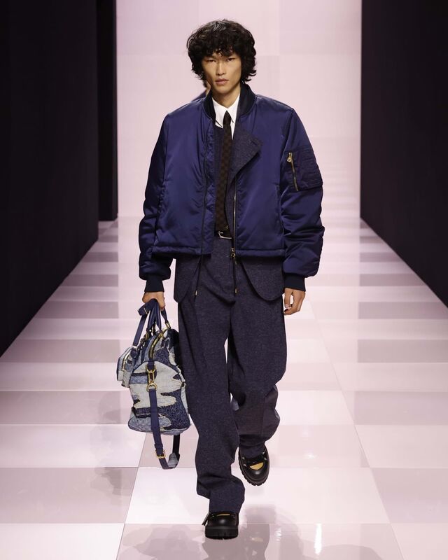 A paleta de cores e texturas reflete o olhar de Pharrell e Nigo sobre subculturas como o rockabilly e o mod country, que se entrelaçam com as suas raízes comuns no streetwear.