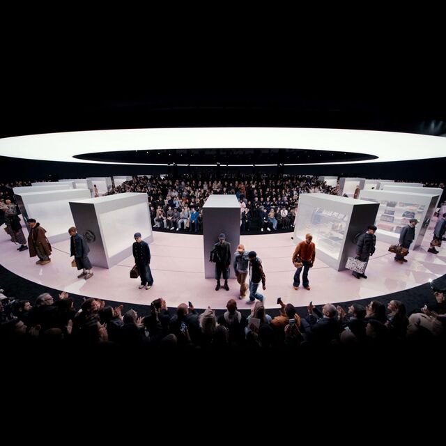 No centro, uma esfera de vitrinas construídas com madeira reutilizada apresentava peças de arquivo que traçam a história da Louis Vuitton, Pharrell e Nigo.