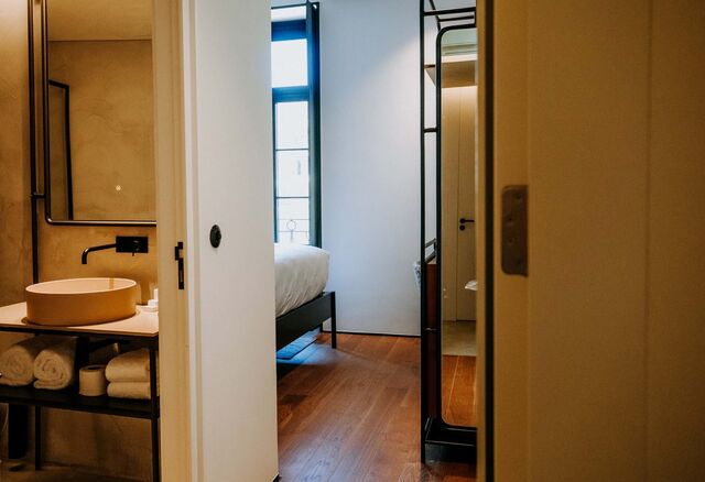 O espaço, que logo no ano de inauguração recebeu da Condé Nast Traveller o título de melhor hotel com detalhes originais na cidade do Porto.