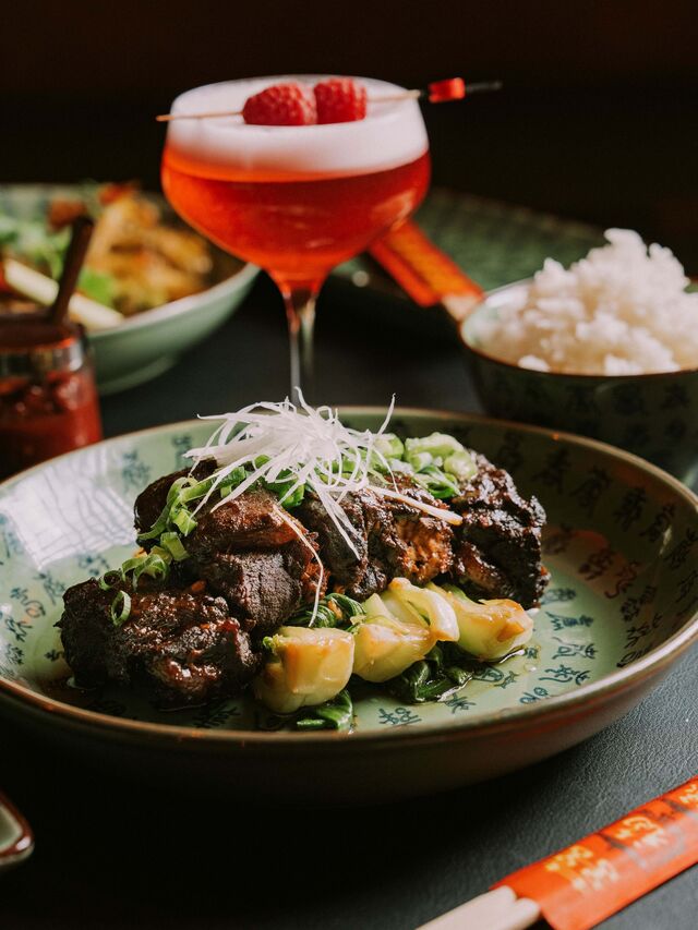 Piano de Porco Braseado com Pak Choi acompanhado de Arroz de Jasmim (18,75€)