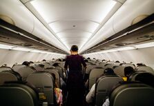 Devemos ou não recostar o banco quando andamos de avião? Esta e outras normas de etiqueta