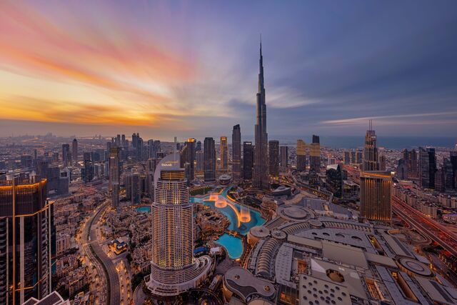 Burj Khalifa e Dubai Fountain ao centro e Dubai Mall no canto inferior direito