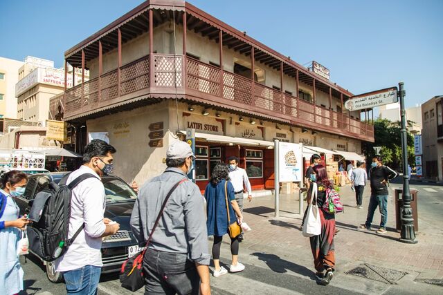 Um grupo de aventureiros da Frying Pan à entrada do Grande Souk de Deira