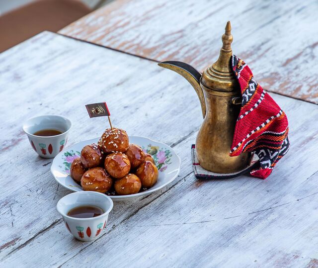 Café árabe e "luqaimat", uns doces típicos fritos e regados com xarope de tâmara