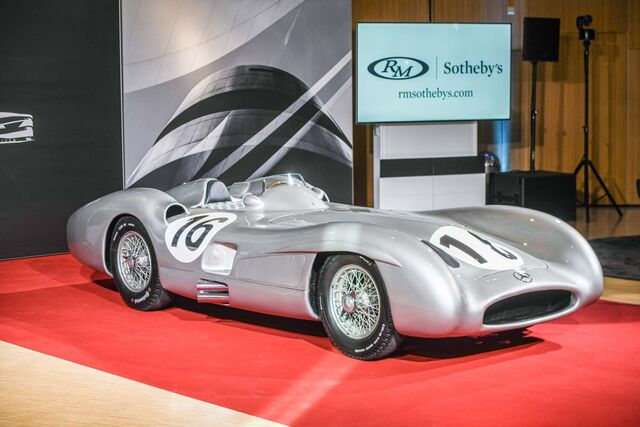 O Mercedes-Benz W196 R Stromlinienwagen no momento em que está a ser leiloado