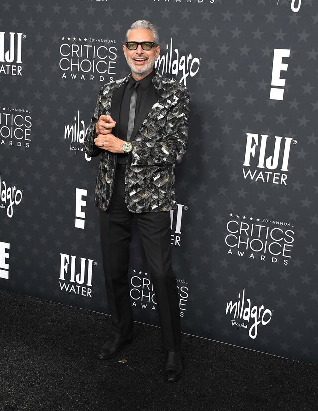 Jeff Goldblum com um blazer Saint Laurent, gravata da Prada e calças Tom Ford