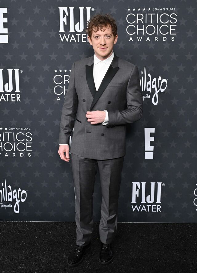 Ethan Slater em Emporio Armani