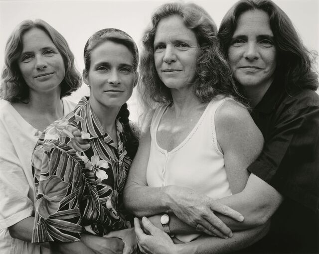 Heather, Mimi, Bebe (a mulher de Nixon) e Laurie – As irmãs Brown, 1995. Gelatina de prata, 45,4 x 57,1 cm