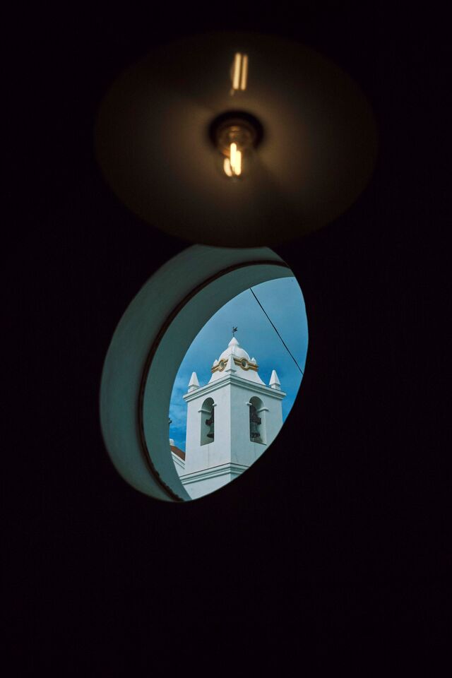 A vista para a Igreja, e os detalhes dos acabamentos do interior.