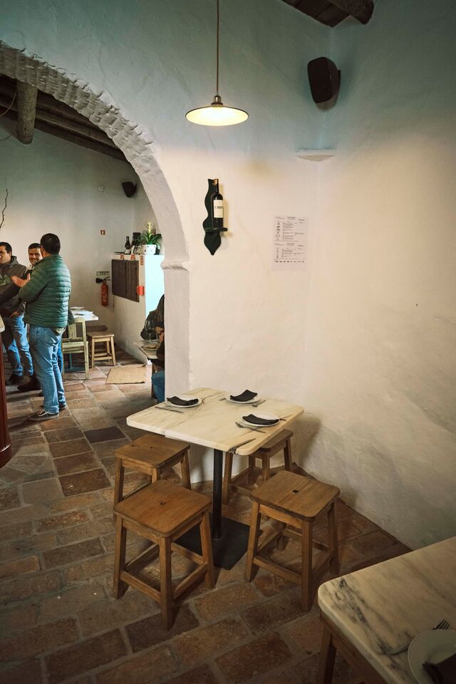 As mesas no interior.