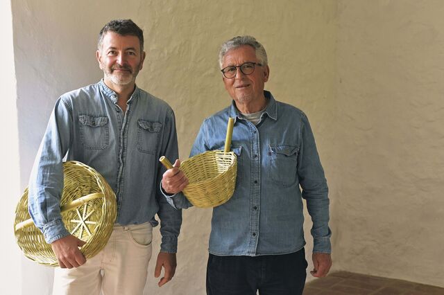 O designer Christian Haas com o artesão domingos Vaz e as suas criações em cana