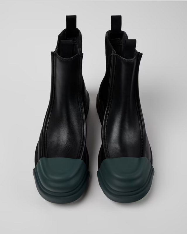 Camper, Botins em couro pretos para homem, €200.