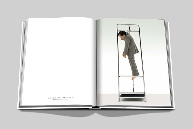 "A Revolução Somos Nós" por Maurizio Cattelan, 2000