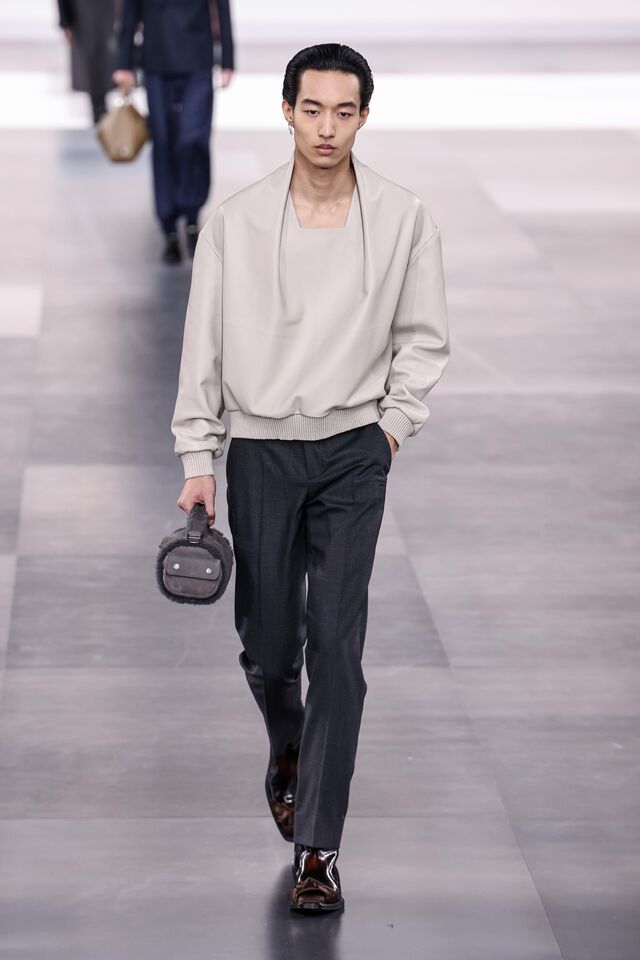 Kim Jones apresentou uma coleção para a Dior que destacou a importância do tecido e da construção no luxo contemporâneo. As peças exibiram cortes impecáveis e materiais sofisticados, reforçando a diferença entre o vestuário de luxo e a produção em massa. A ênfase na textura conferiu uma elegância discreta, mas incontestável, elevando clássicos como casacos estruturados e fatos bem ajustados a um novo patamar.