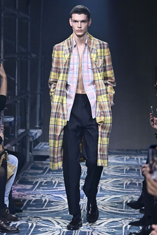 Apesar da paleta da coleção outono/inverno 2025 ser sóbria, Miuccia Prada e Raf Simons apostaram na riqueza dos detalhes. A sobreposição de tecidos contrastantes e os padrões misturados dão profundidade e dinamismo às peças, transformando silhuetas minimalistas em composições visuais complexas. Este exercício criativo realçou a individualidade do vestuário masculino.