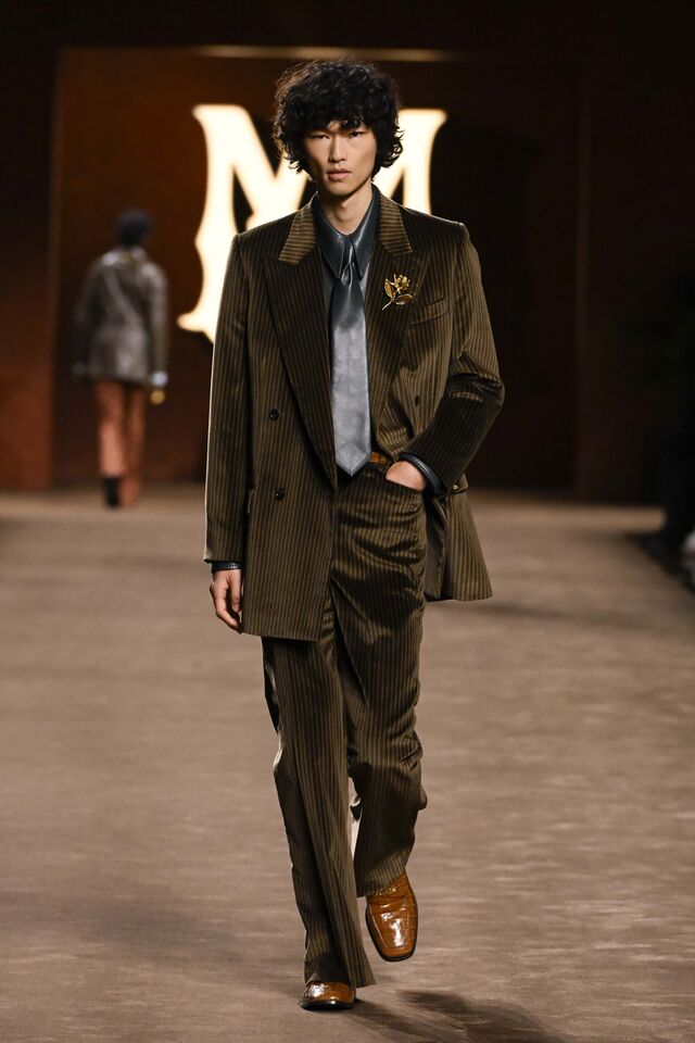 A coleção da Amiri transportou-nos para a elegância descontraída dos anos 60 e 70 em Hollywood. O brilho suave da época refletiu-se em malhas metalizadas, fatos de veludo luxuosos, gravatas vistosas e casacos bomber ricamente bordados. O equilíbrio entre nostalgia e modernidade tornou estas peças perfeitas para um homem contemporâneo que valoriza a sofisticação.