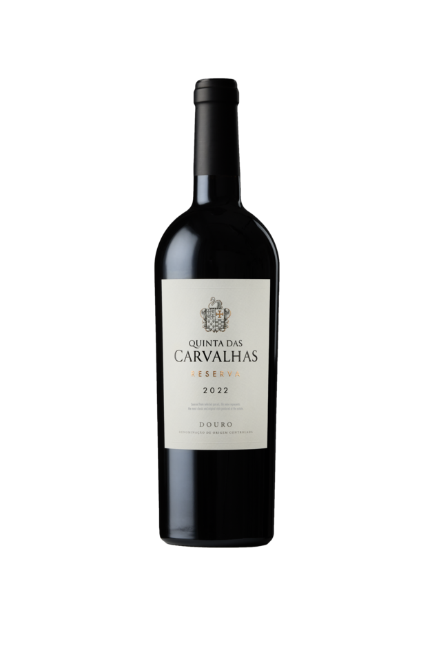 Quinta das Carvalhas Reserva 2022 Um vinho que procura ser um espelho da quinta, com diferentes castas (ainda que com preponderância de Touriga Nacional) provenientes de diferentes talhões, plantados a várias altitudes. Notas e sabores de fruta preta madura e toques florais de violeta. Tem corpo, taninos bem integrados e vivacidade. Foram produzidas 25.000 garrafas. Preço: 35 euros.