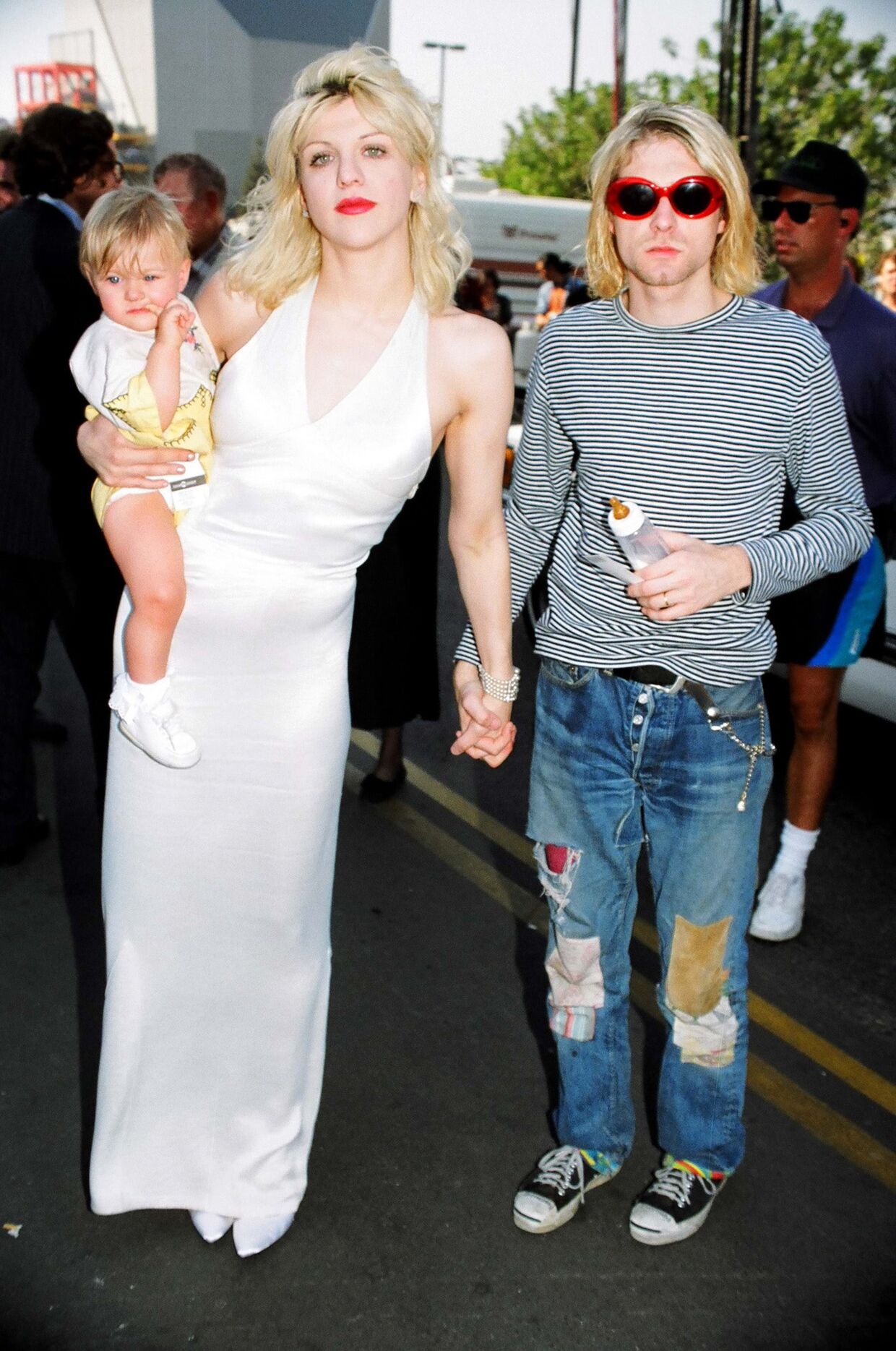 Kurt Cobain, usando as famosas Levi's 501, com a mulher Courtney Love e a filha Frances, à chegada dos MTV Music Awards de 1993