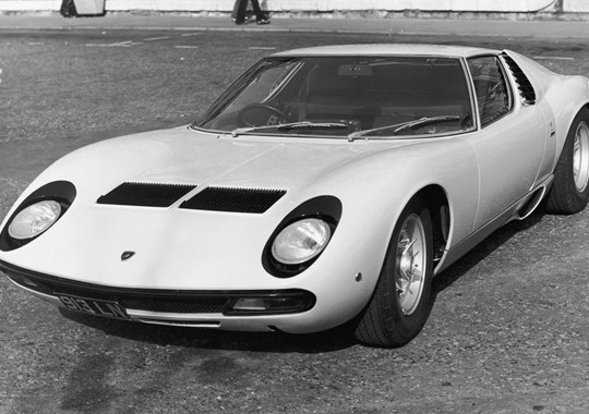 Lamborghini Miura SV, um tesouro escondido numa garagem emparedada