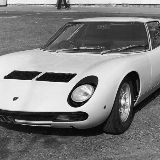 Lamborghini Miura SV, um tesouro escondido numa garagem emparedada