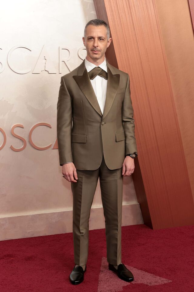  Jeremy Strong em Loro Piana.