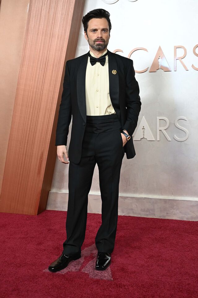 Sebastian Stan em Prada.