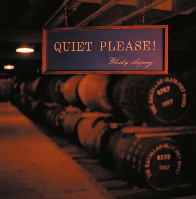 O whisky a envelhecer em barris na Macallan.
