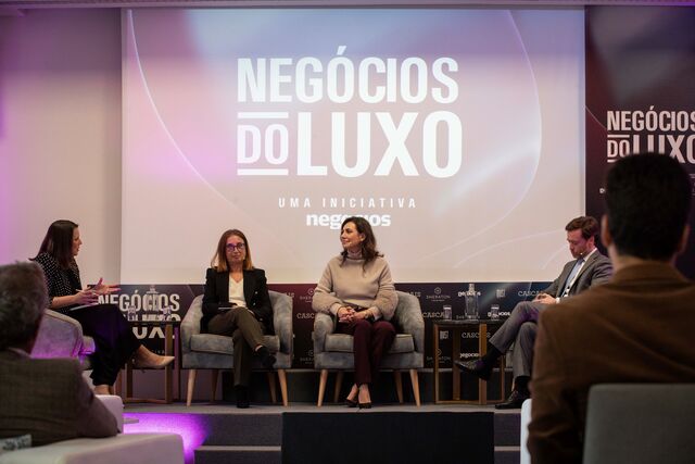 Mónica Seabra-Mendes, ao centro, durante o debate sobre o Luxo e a Economia Global, acompanhada de, à esquerda, Diana Ramos, diretora do Negócios, e Isabel Ucha, presidente da Euronext Lisboa, e, à direita, Carlos Santos Lima do banco de investimento UBS