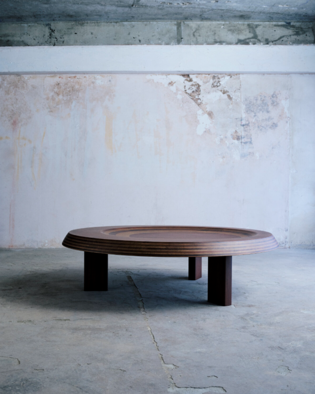 Devido à complexidade do design, a mesa Mille-feuilles só existia num modelo em escala reduzida
