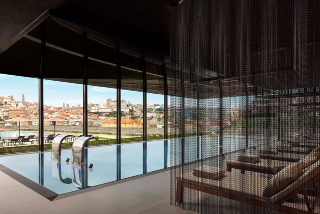 Piscina interior, no Hotel Tivoli Kopke Porto Gaia