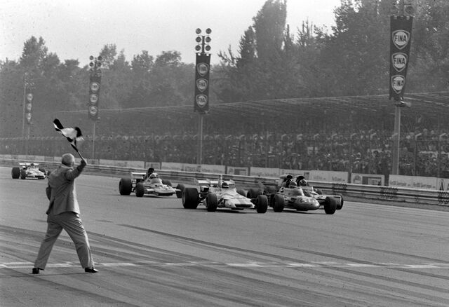 5 de setembro de 1971: No Italian Grand Prix em Monza, o inglês Peter Gethin, em um BRM, venceu por apenas 0,01 segundos à frente de Ronnie Peterson, em um Ford March. Continua a ser o final de corrida mais próximo de todos os tempos.