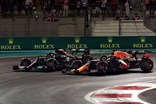 A temporada de 2021 terminou com um confronto dramático e controverso na última volta entre Lewis Hamilton e Max Verstappen, que estavam empatados em pontos antes da última corrida, no Grand Prix de Abu Dhabi.
