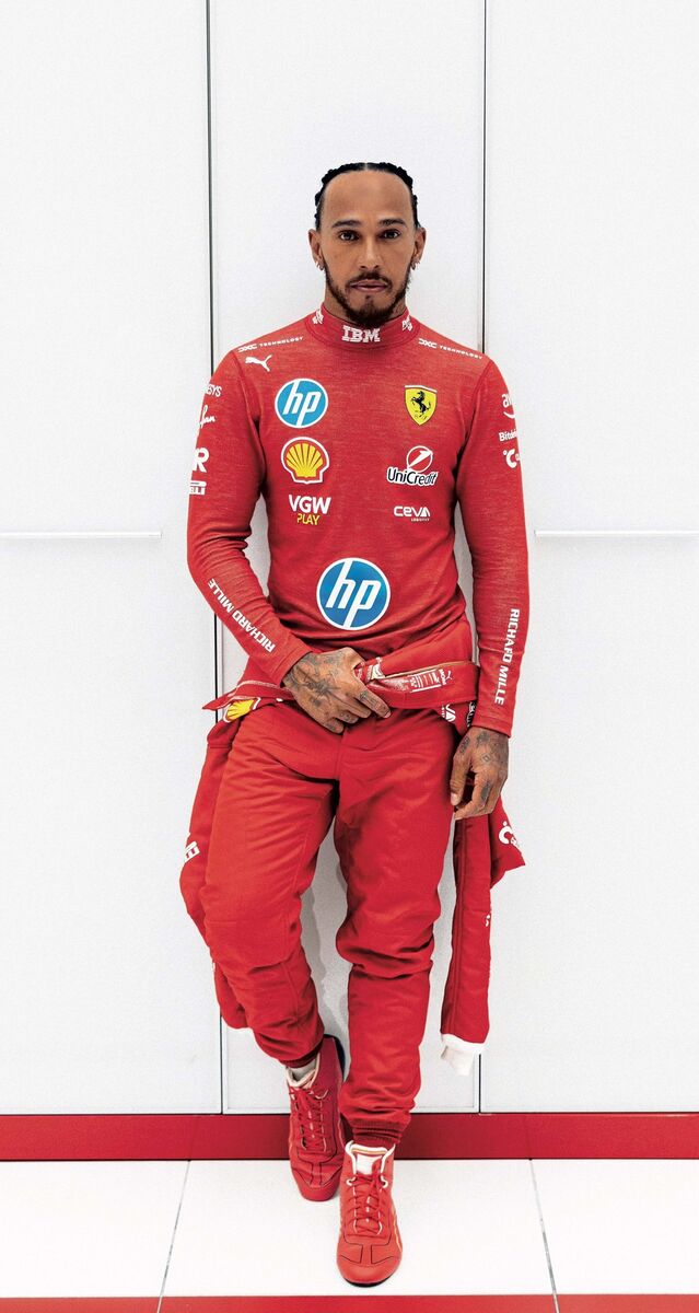 Piloto Lewis Hamilton pronto para entrar em ação no seu primeiro dia na Scuderia Ferrari em Maranello, Itália, 9 de janeiro de 2025.