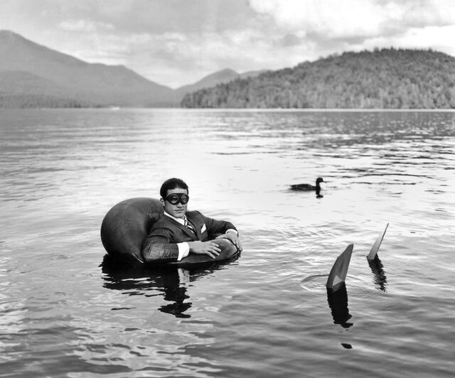 Fotografia "Jerry in Innertube with Duck", Rodney Smith