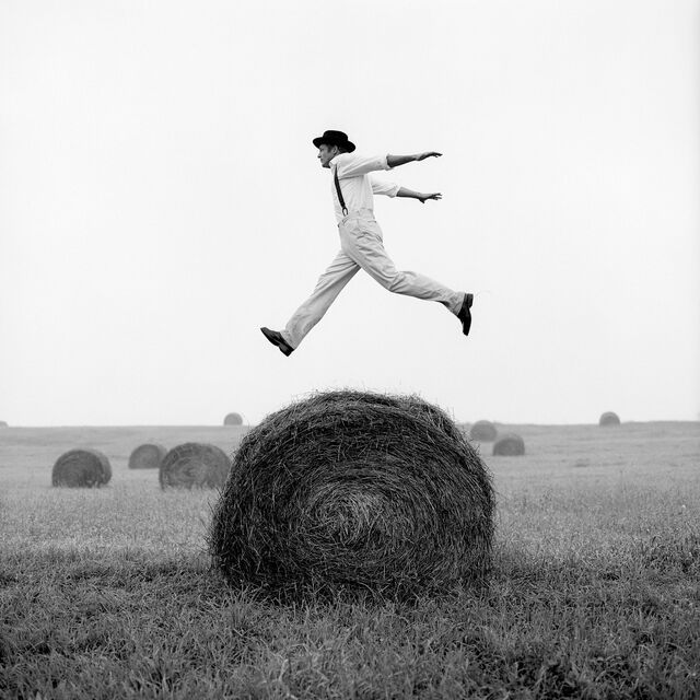 Fotografia "Don Jumping Over Hay Roll", Rodney Smith