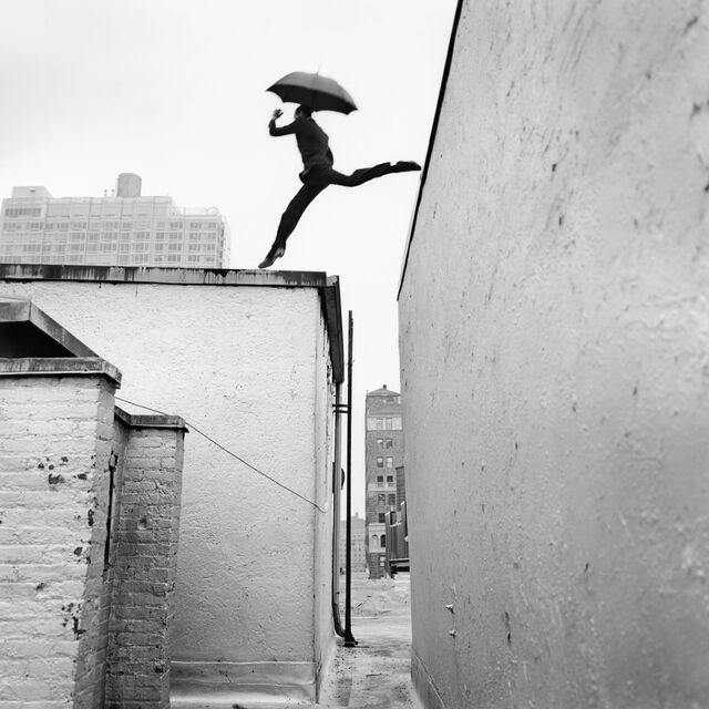 Fotografia "Reed Leaping Over Rooftop", Rodney Smith